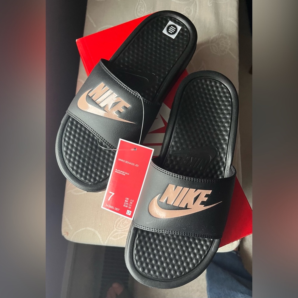 Nike Women’s Benassi Slide in Black & Rose Gold Sizes 6& 7 NWT - Picture 3 of 7